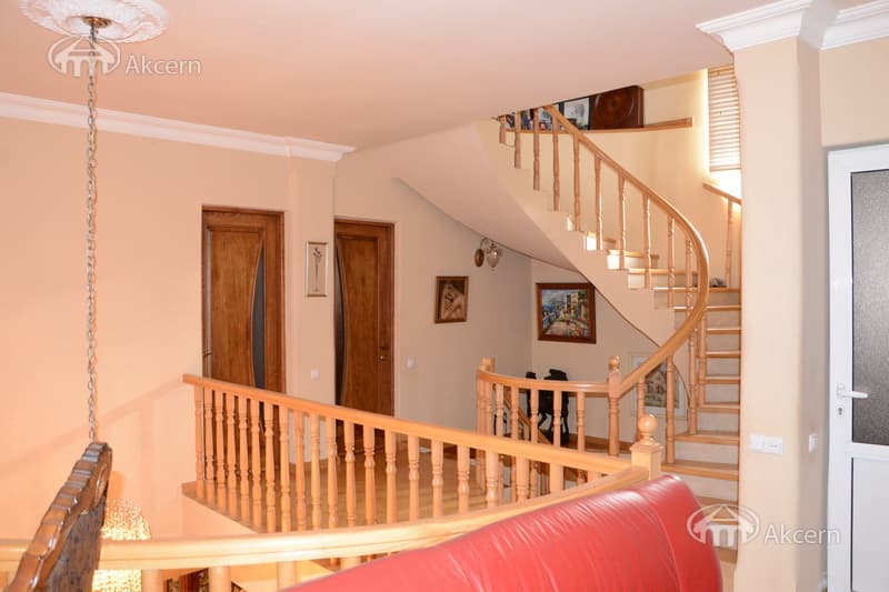 House · 5 rooms · 228 m² · Kentron