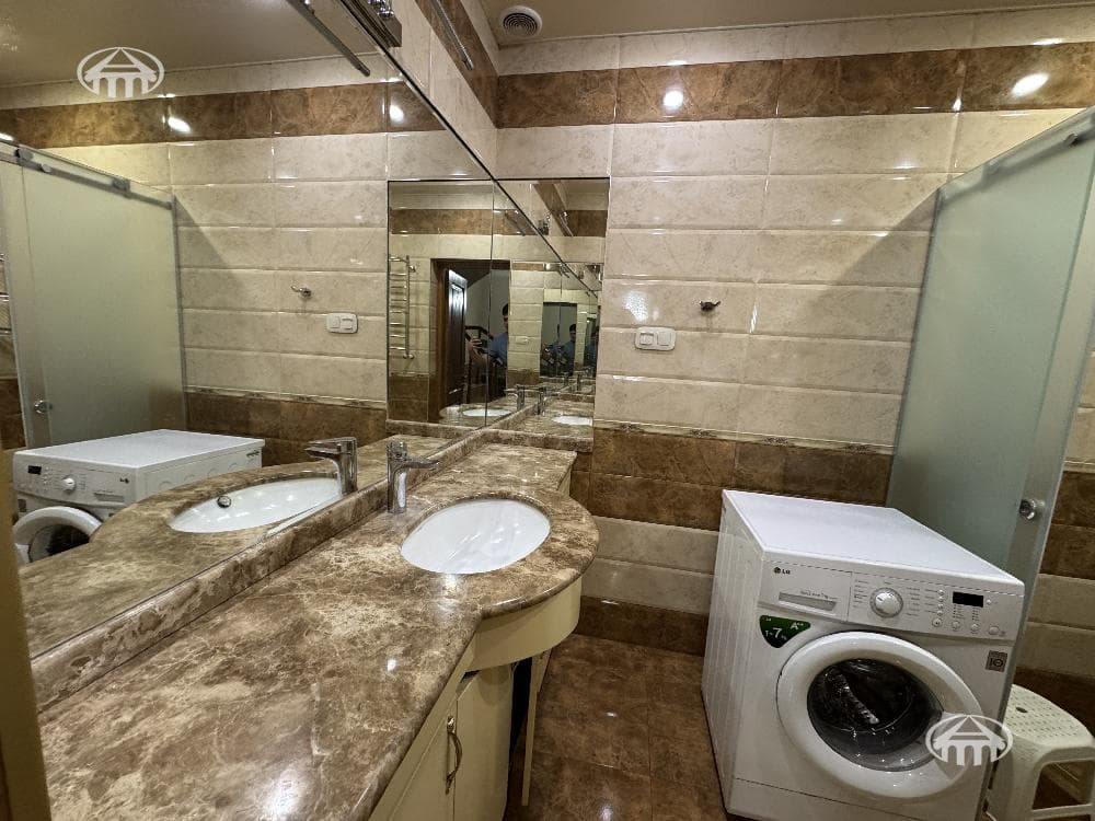 House · 5 rooms · 242 m² · Kentron