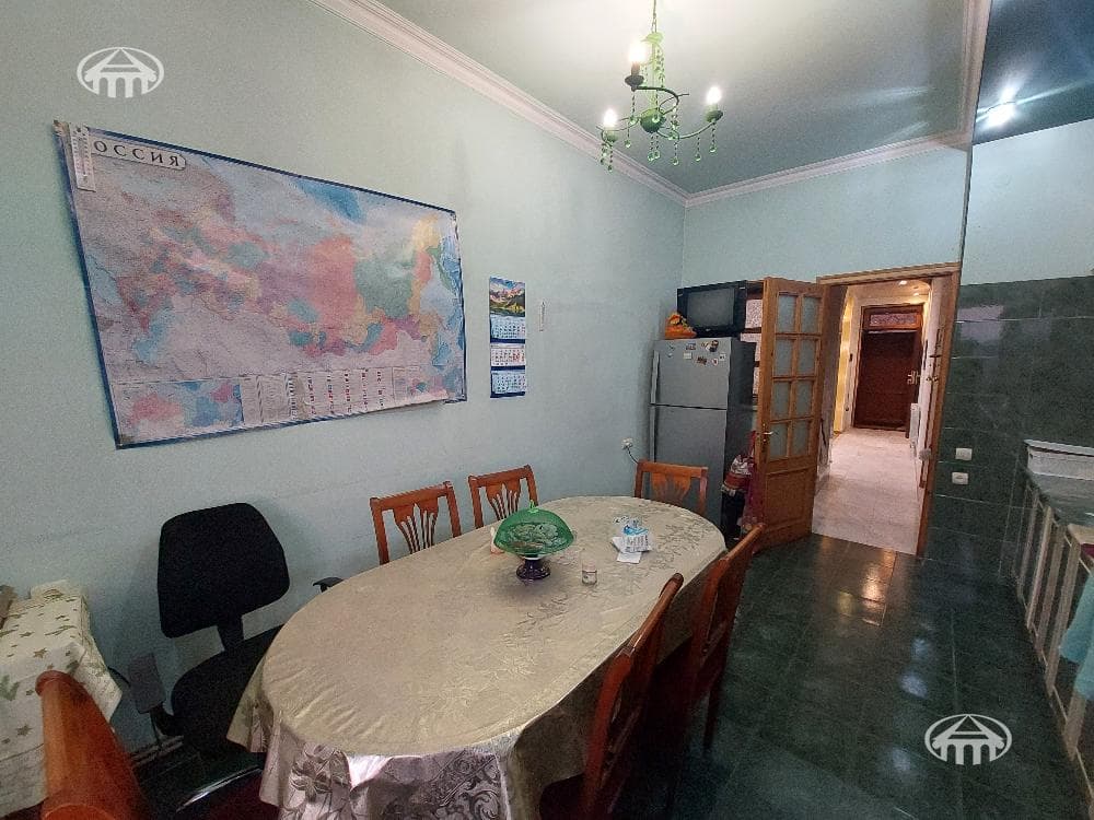 House · 5 rooms · 330 m² · Kentron