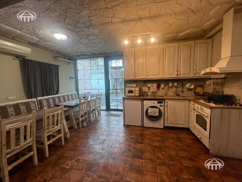 Hotel · 3 rooms · 80 m² · Kentron