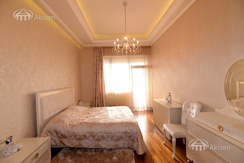Բնակարան · 4 սեն. · 242 մ² · Կենտրոն