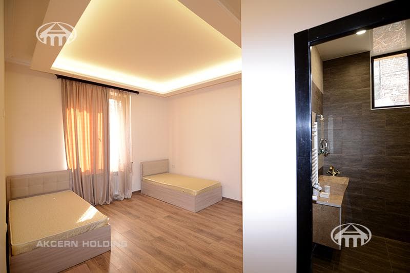 House · 6 rooms · 210 m² · Arabkir