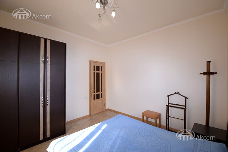 House · 4 rooms · 335 m² · Kentron