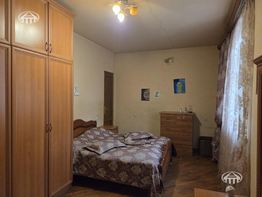 House · 6 rooms · 865 m² · Arabkir