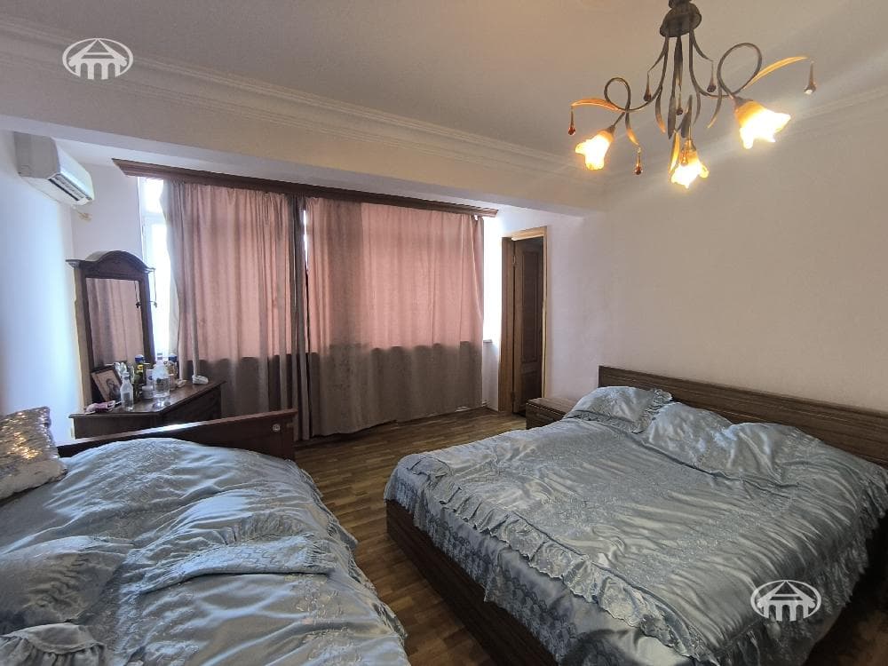 House · 5 rooms · 489 m² · Kentron