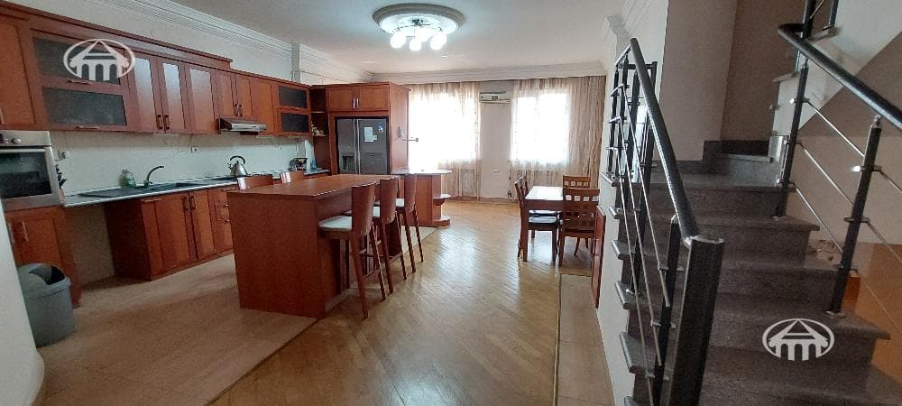 Բնակարան · 4 սեն. · 184 մ² · Կենտրոն