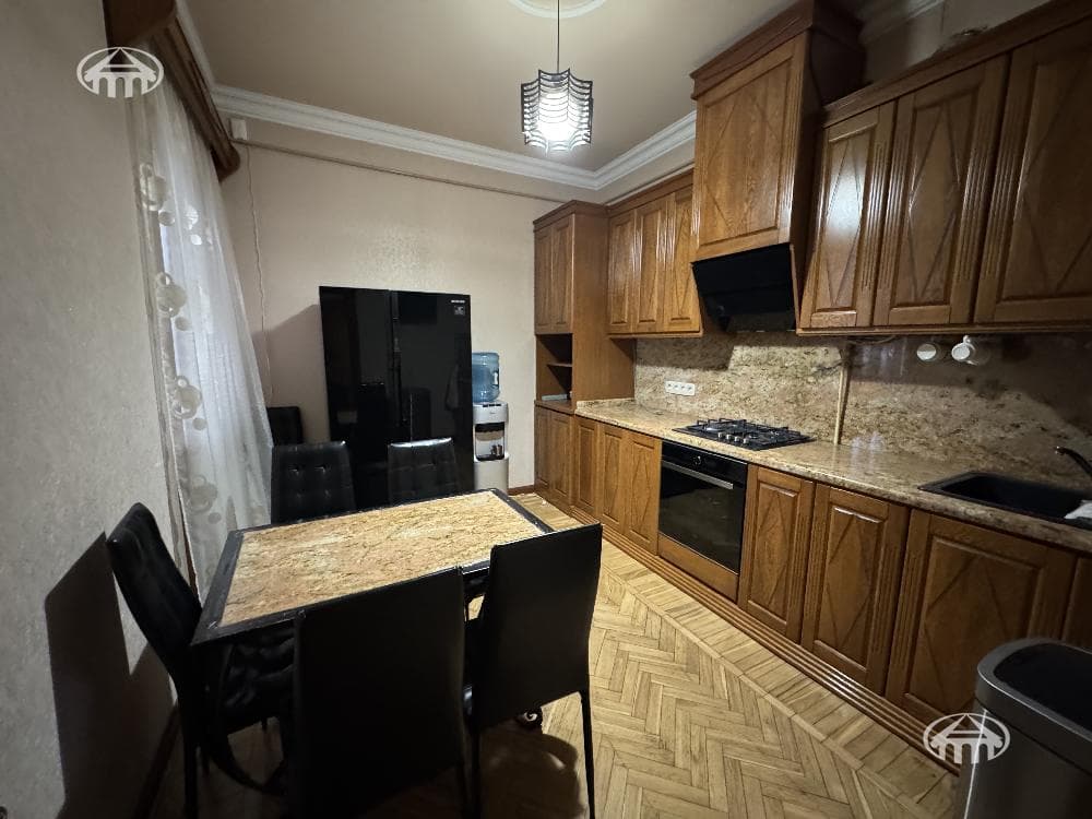 House · 5 rooms · 242 m² · Kentron