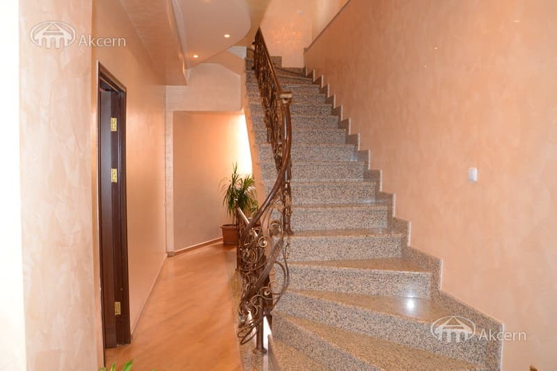 Дом · 4 комн. · 279 м² · Кентрон