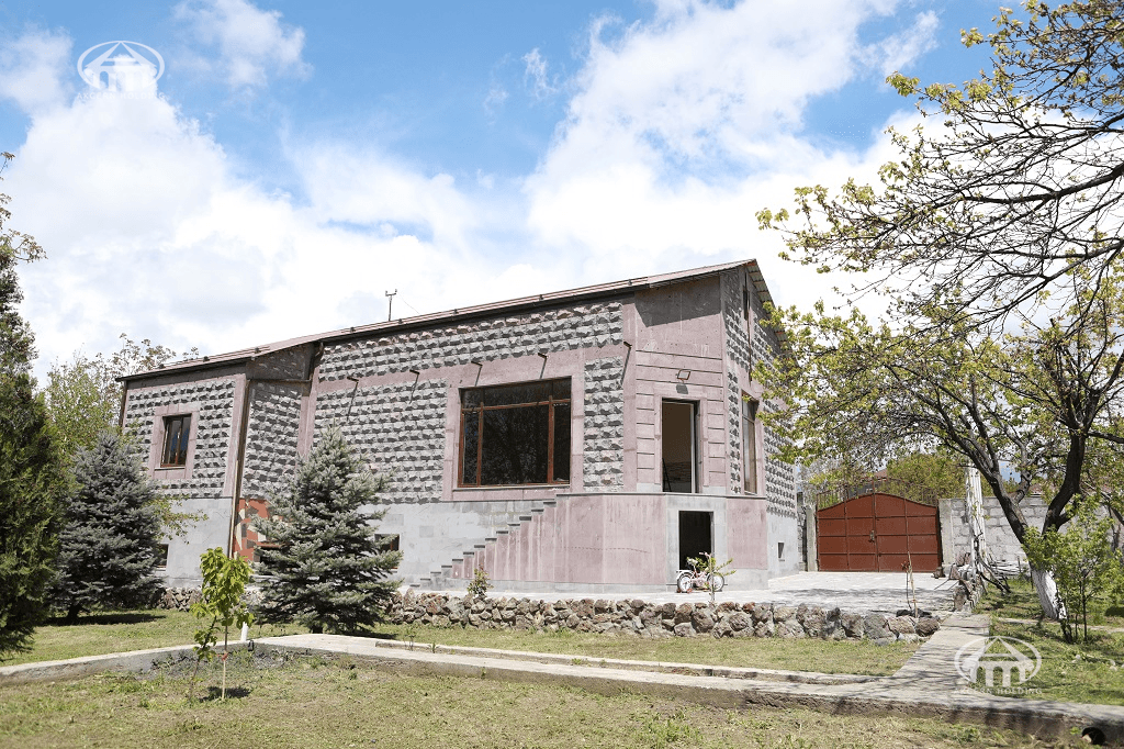 Особняк · 4 комн. · 326 м² · с. Мугни