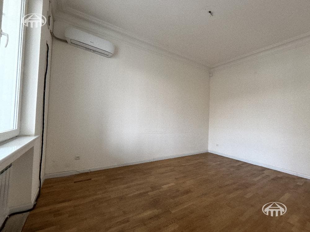 Hotel · 9 rooms · 956 m² · Kentron