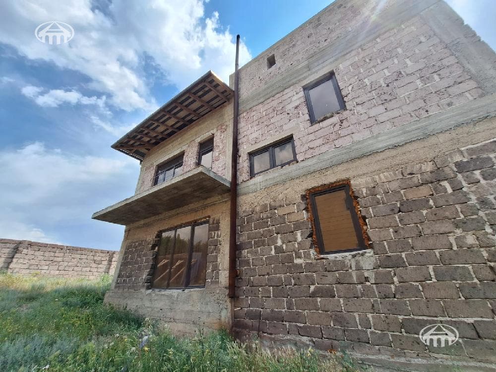 Особняк · 5 комн. · 240 м² · Аджапняк