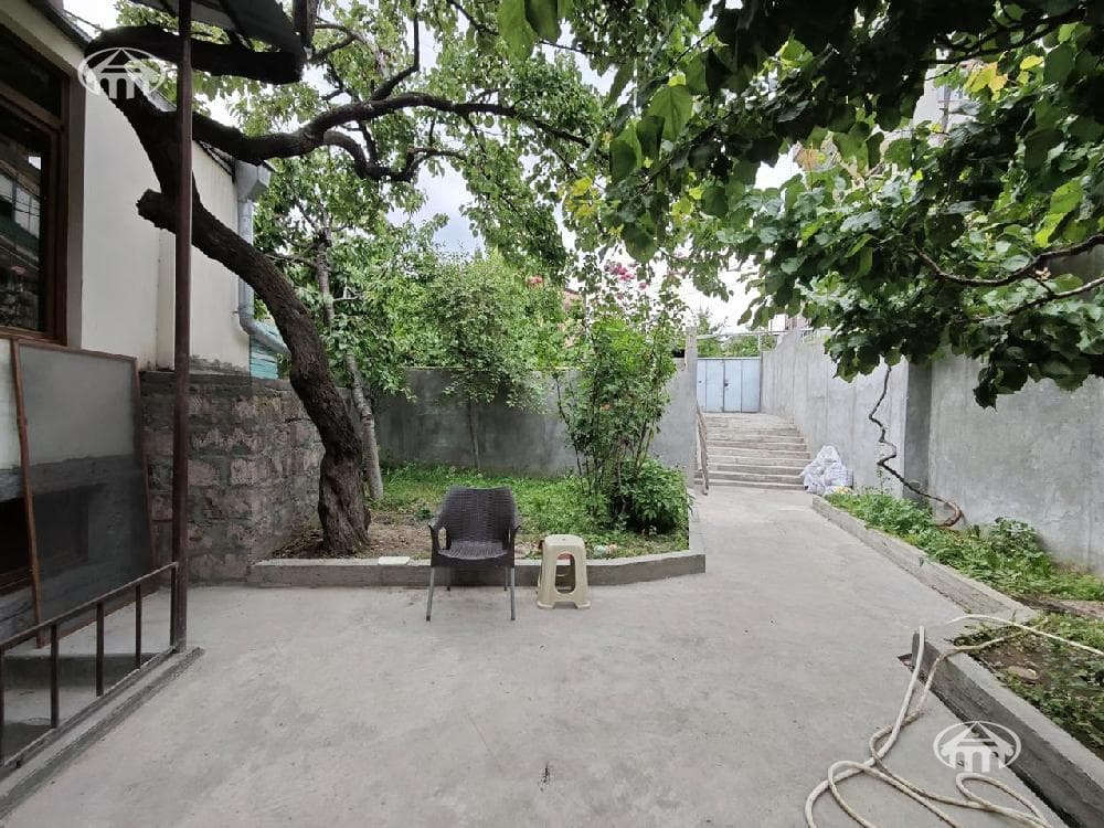 House · 5 rooms · 152 m² · Kentron