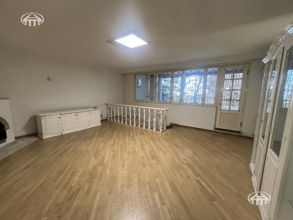 Salon · 4 rooms · 180 m² · Kentron