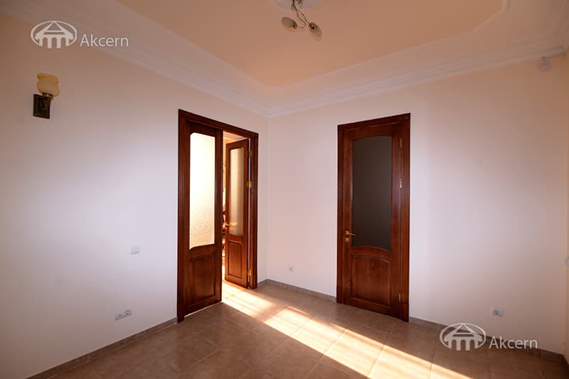 Особняк · 4 комн. · 240 м² · Аджапняк