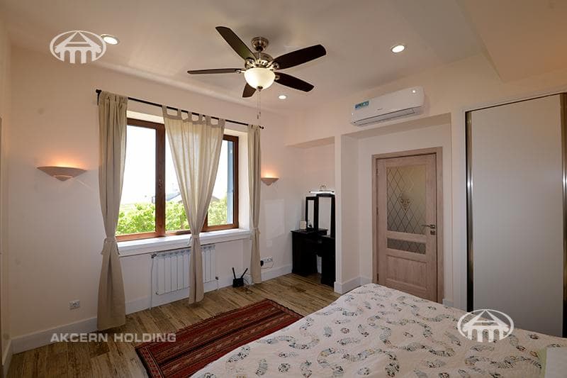 Mansion · 4 rooms · 244 m² · Saghmosavan