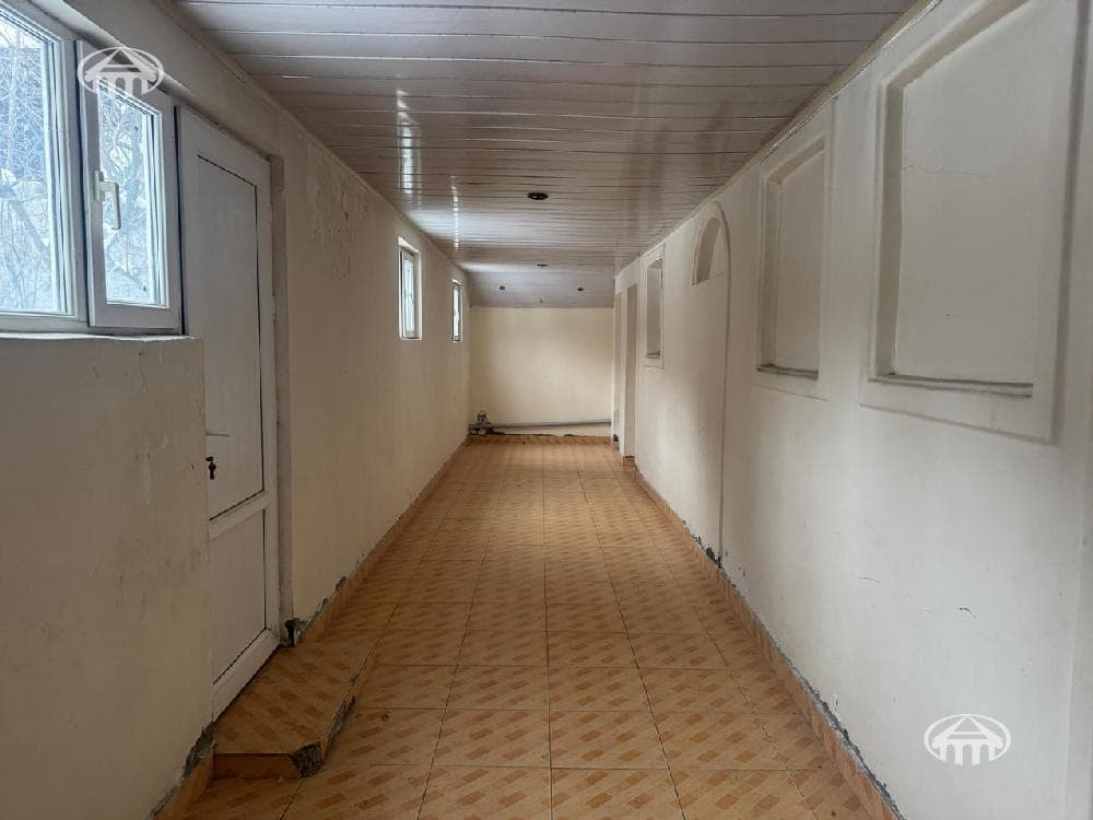 House · 6 rooms · 865 m² · Arabkir