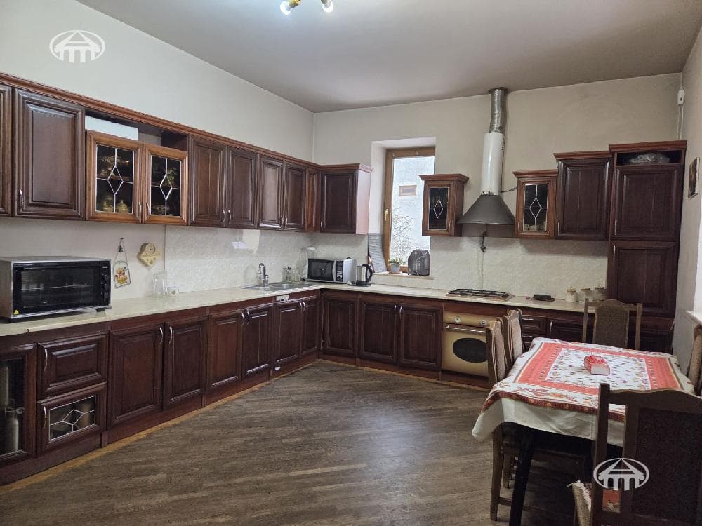 House · 6 rooms · 865 m² · Arabkir
