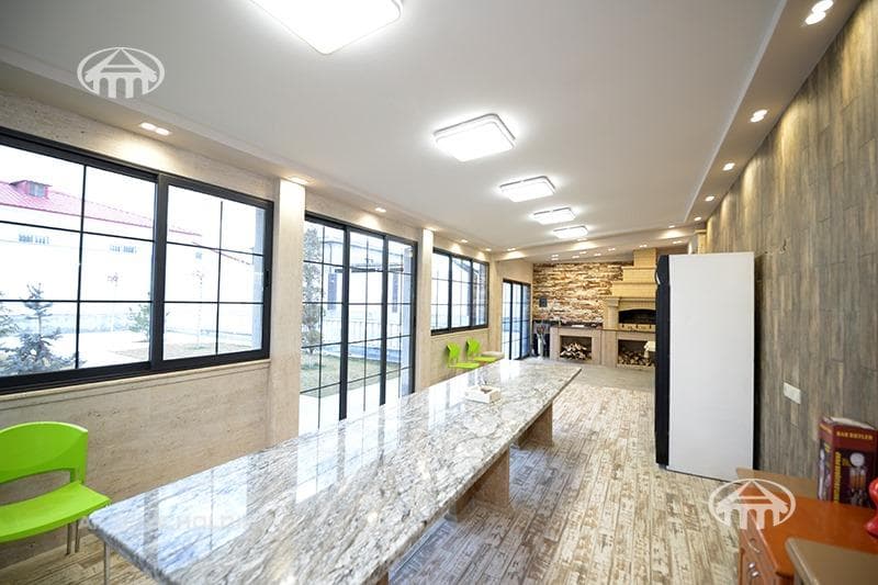 Особняк · 5 комн. · 260 м² · Джрвеж