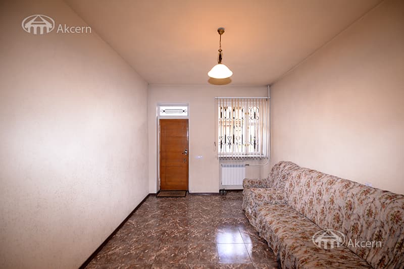 House · 7 rooms · 460 m² · Kentron
