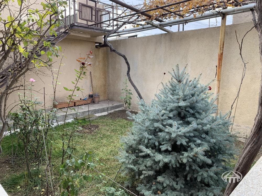 House · 4 rooms · 256 m² · Ajapnyak