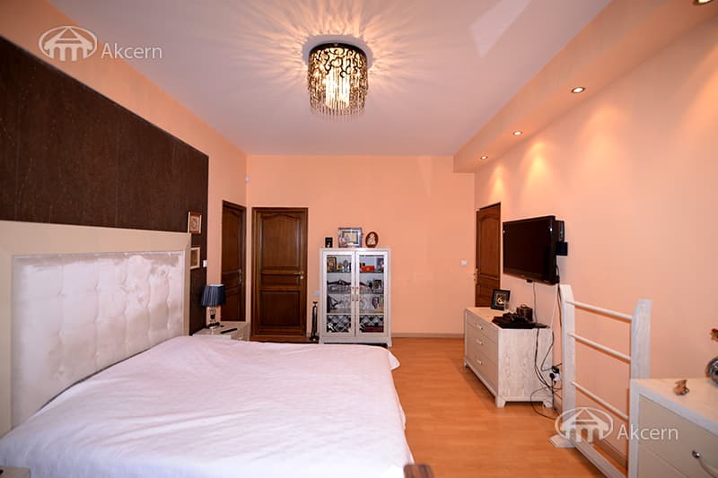Особняк · 7 комн. · 650 м² · Кентрон