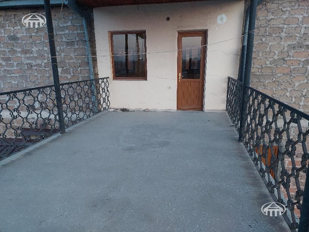 House · 5 rooms · 330 m² · Kentron