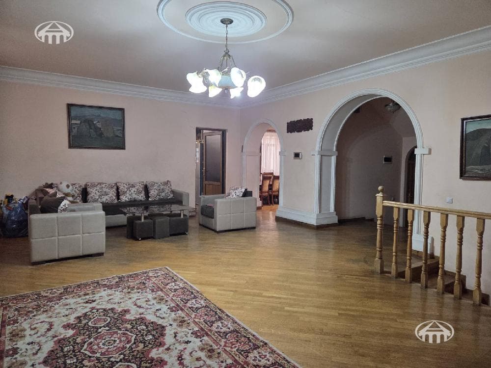 House · 6 rooms · 865 m² · Arabkir