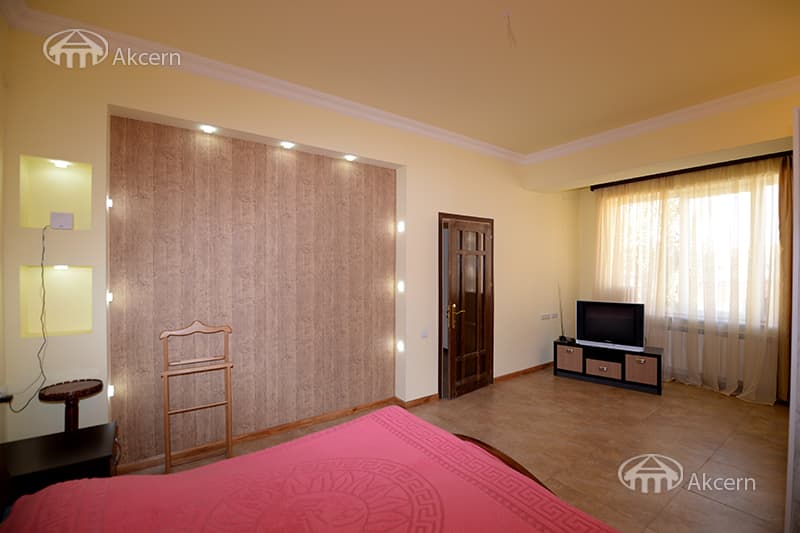 House · 4 rooms · 335 m² · Kentron