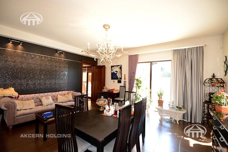 House · 5 rooms · 678 m² · Kentron