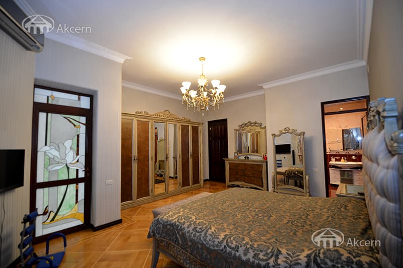 House · 6 rooms · 425 m² · Arabkir
