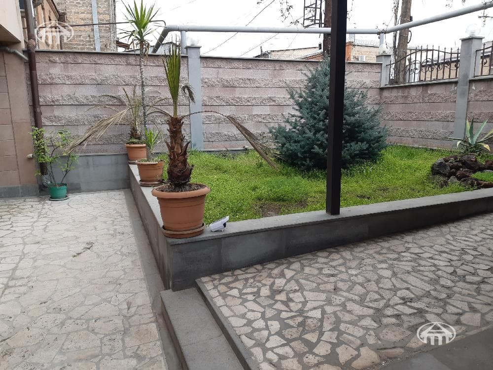 Дом · 5 комн. · 392 м² · Кентрон