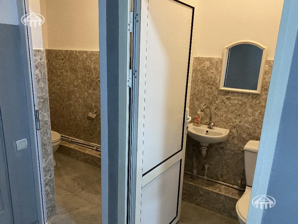 Գրասենյակ · 141 մ² · Կենտրոն