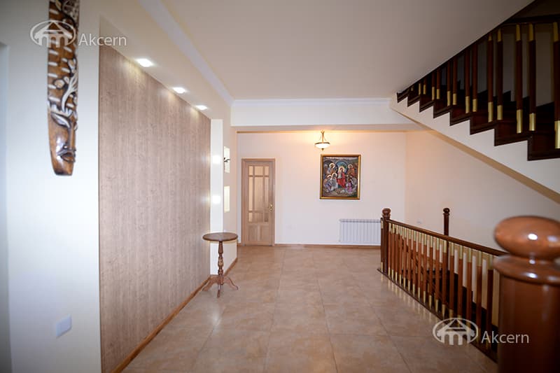 House · 4 rooms · 335 m² · Kentron