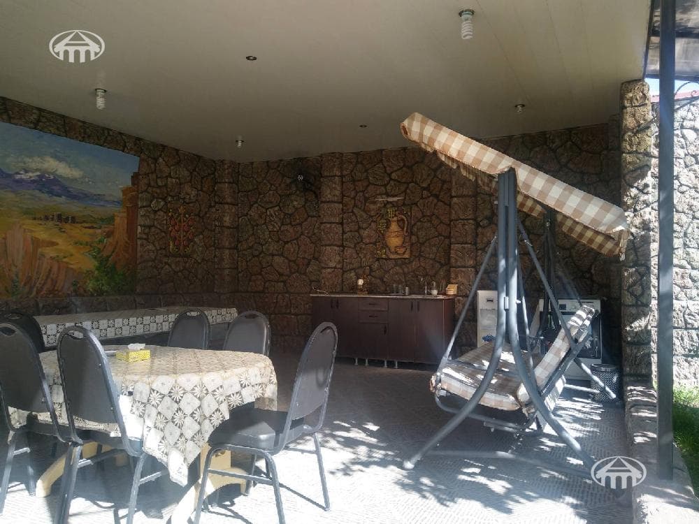 House · 5 rooms · 204 m² · Kentron