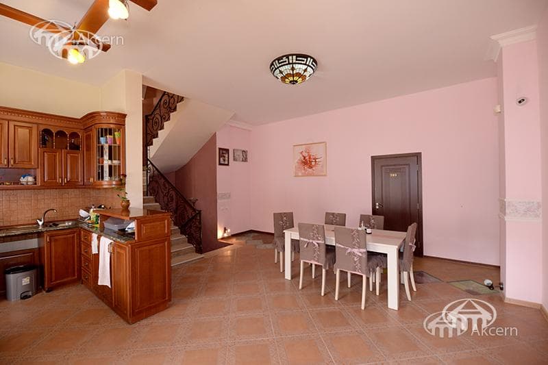 Hotel · 5 rooms · 540 m² · Kentron