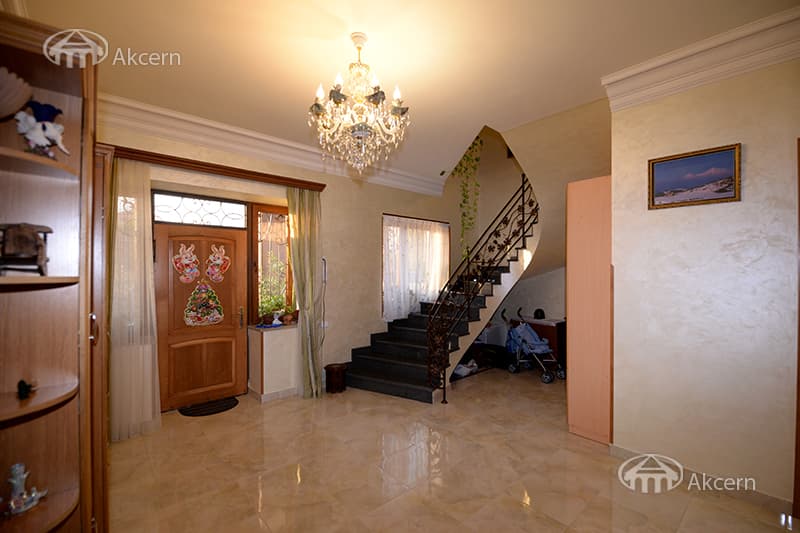 Mansion · 5 rooms · 372 m² · v. Arinj