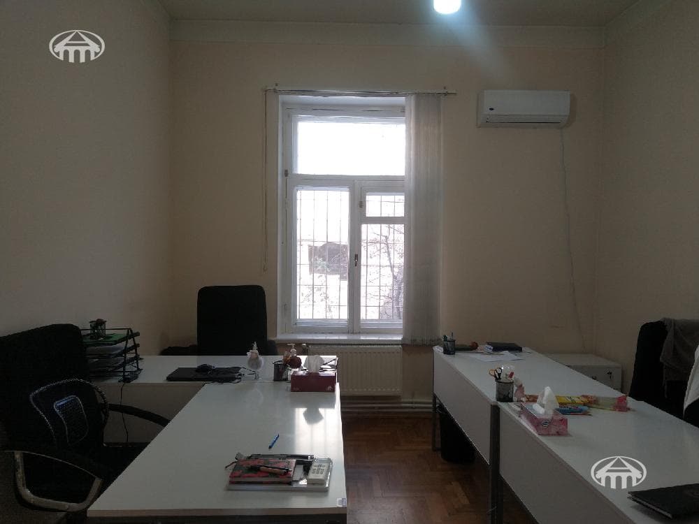 Գրասենյակ · 218 մ² · Կենտրոն