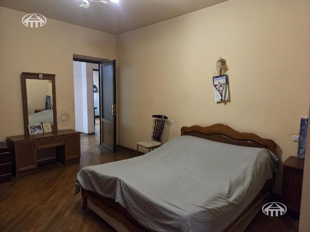 House · 6 rooms · 865 m² · Arabkir