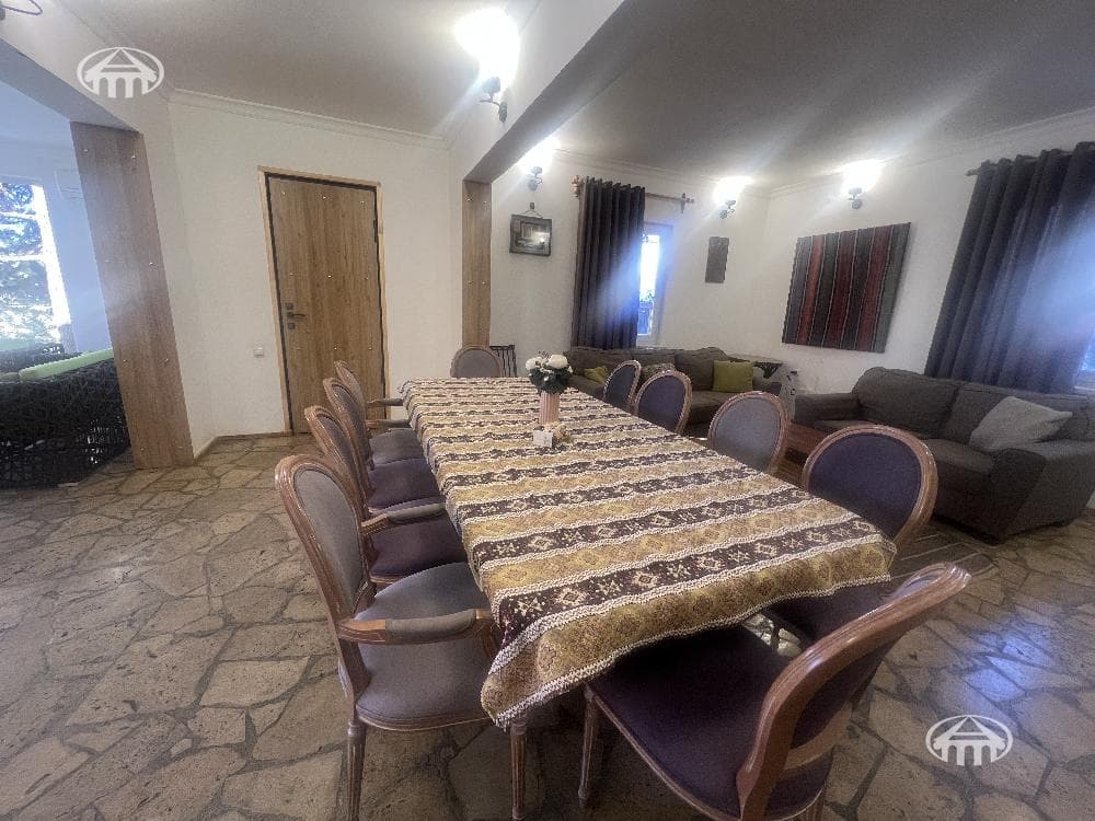 Hotel · 9 rooms · 1,200 m² · Djrvej