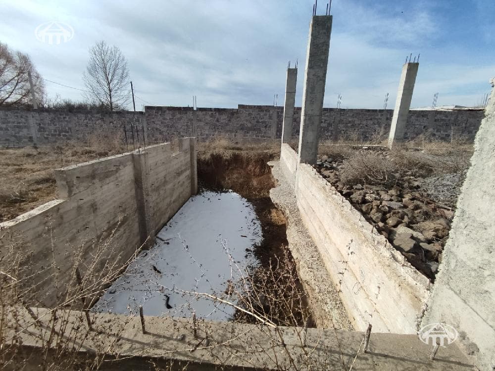 Հողատարածք · 1095 մ² · Ակունք