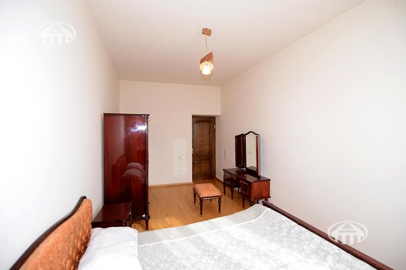 House · 6 rooms · 273 m² · Arabkir