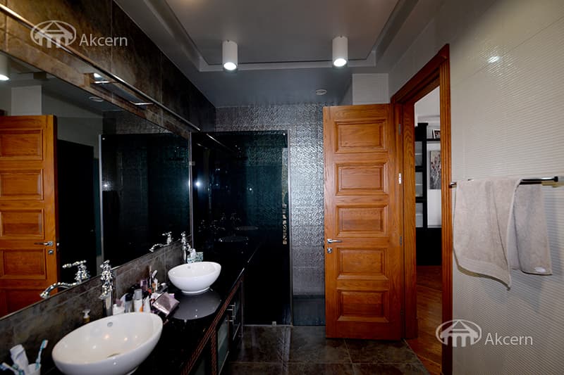 Mansion · 5 rooms · 1,014 m² · Vahagni