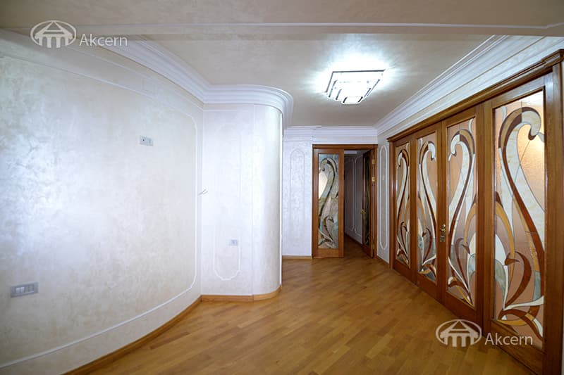 Apartment · 4 rooms · 240 m² · Kentron