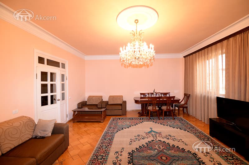 House · 7 rooms · 460 m² · Kentron