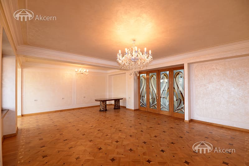 Apartment · 4 rooms · 240 m² · Kentron