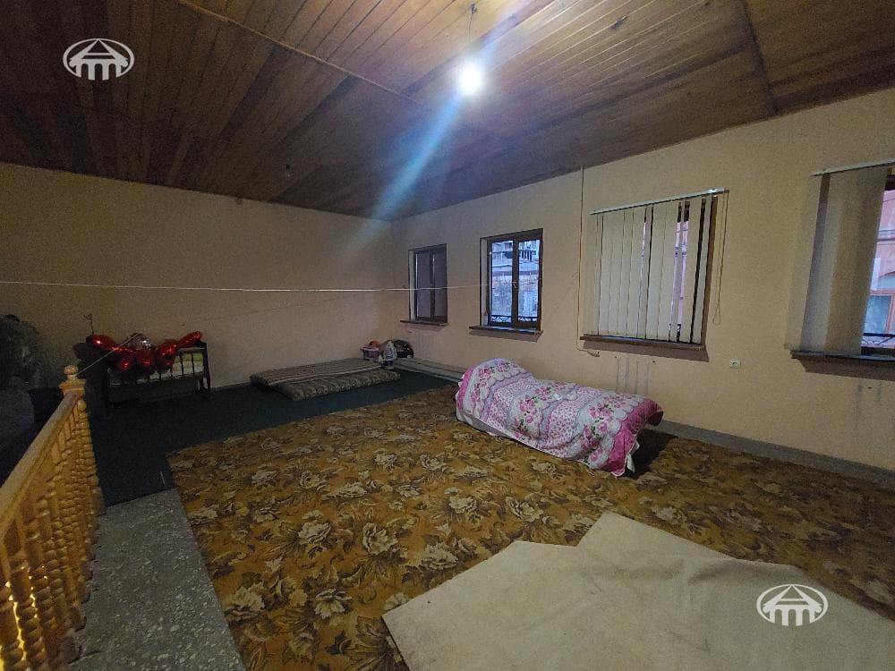 House · 5 rooms · 330 m² · Kentron