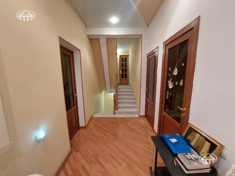 House · 5 rooms · 330 m² · Kentron