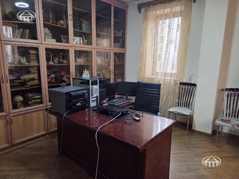 House · 6 rooms · 865 m² · Arabkir