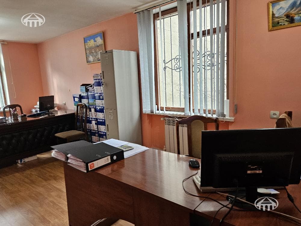 Գրասենյակ · 213 մ² · Կենտրոն