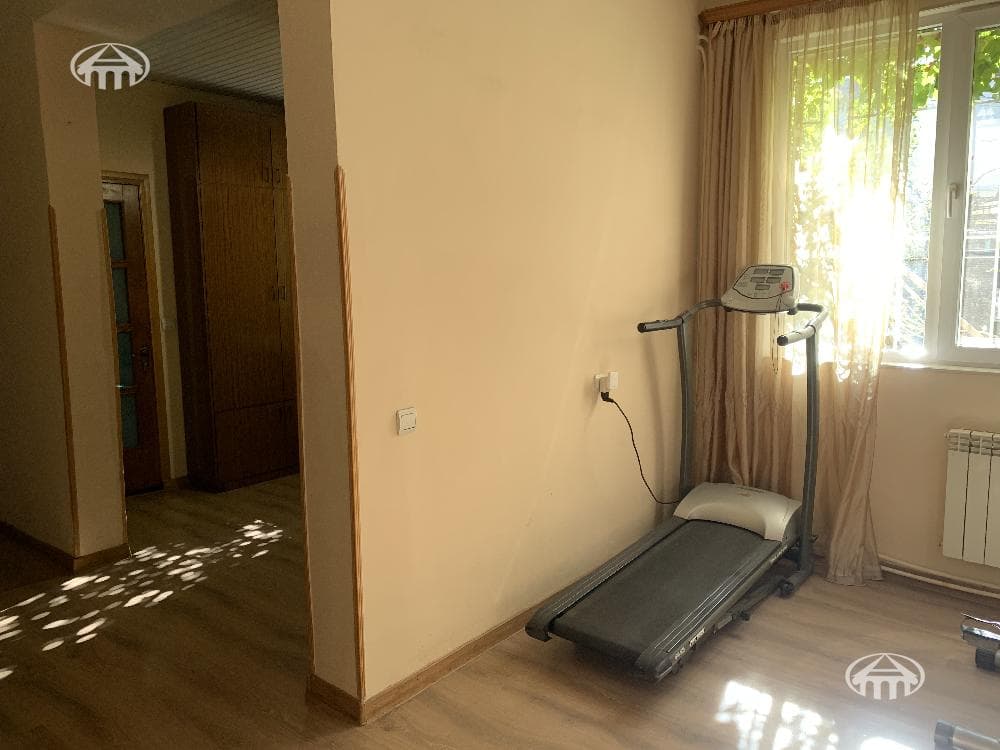 House · 3 rooms · 316 m² · Kentron